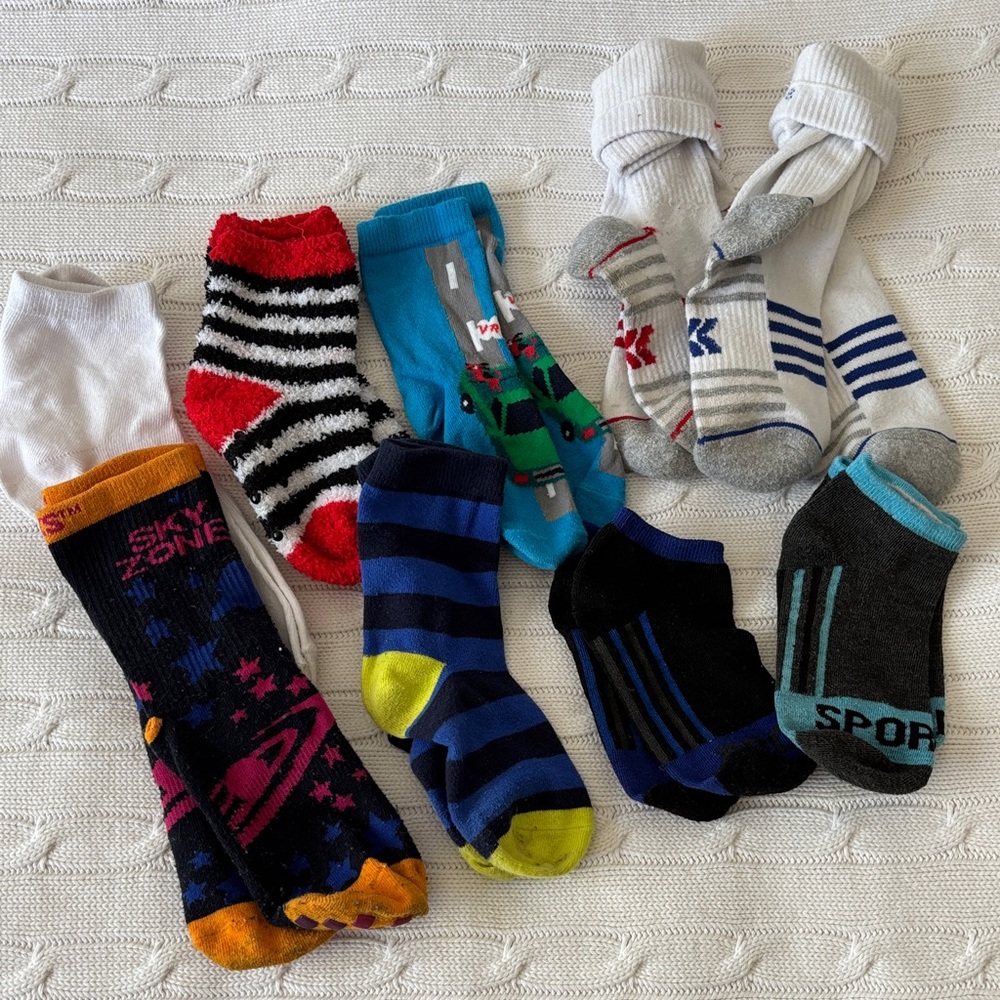 9 pairs boys socks, 2 grippy pairs